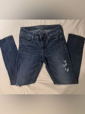 American Eagle Women's Dark Wash Ripped Skinny Jeans Size 8 Short